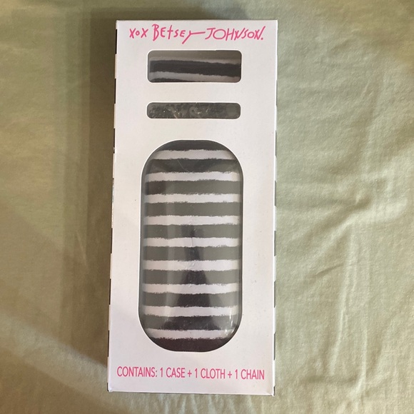 Betsy Johnson eyeglass case one cloth and a chain - Picture 1 of 3